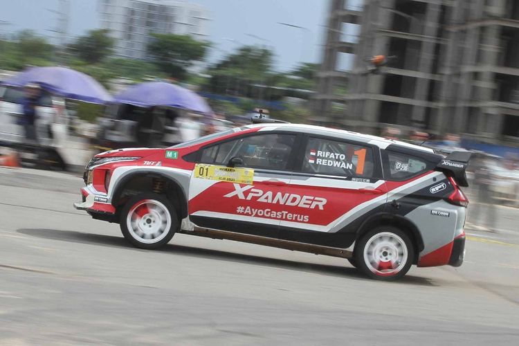 Pebalap nasional Rifat Sungkar berhasil menjadi juara nasional sprint rally 2021 