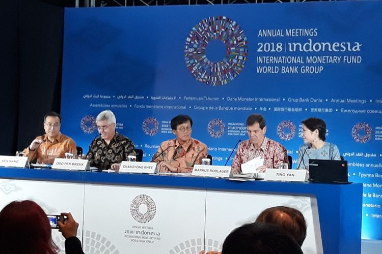 Press briefing laporan ekonomi Asia dan Pasifik oleh Dana Moneter Internasional (IMF) di Nusa Dua, Bali, Jumat (12/10/2018). 