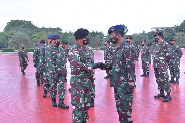 Panglima TNI Marsekal Hadi Tjahjanto menaikkan pangkat satu tingkat lebih tinggi dari pangkat semula terhadap 40 perwira tinggi TNI.