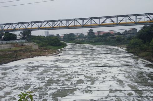 Kali Bekasi Berbusa, Pemkot Duga IPAL Pabrik Bermasalah