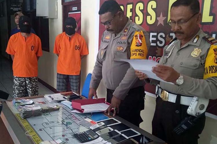 Tersangka berikut barang bukti kasus judi togel yang diamankan Polres Ternate, Maluku Utara, Rabu (4/4/2018).