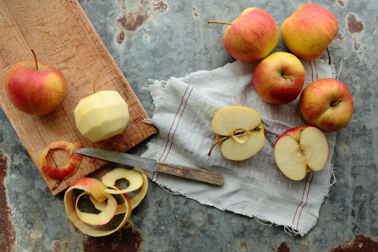 Selain menjadi salah satu makanan yang tinggi karbohidrat, apel juga menyediakan vitamin A dan C, potasium, dan serat.