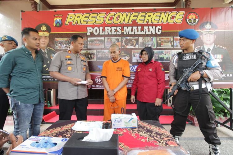 Konferensi pers kasus pencabulan yang dilakukan seorang guru SMP di Malang, Jawa Timur terhadap 18 muridnya, Sabtu (7/12/2019).