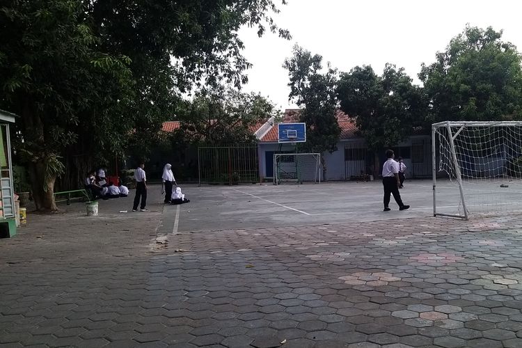 Inilah lokasi lapangan basket yang dipakai oknum guru SMPN 10 Kota Madiun menghukum siswa berinisial G keliling lapangan hingga dua telapak kakinya melepuh.