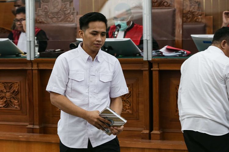 Terdakwa kasus pembunuhan Nofriansyah Yosua Hutabarat, Richard Eliezer menjalani sidang lanjutan di Pengadilan Negeri (PN) Jakarta Selatan, Senin (5/12/2022).