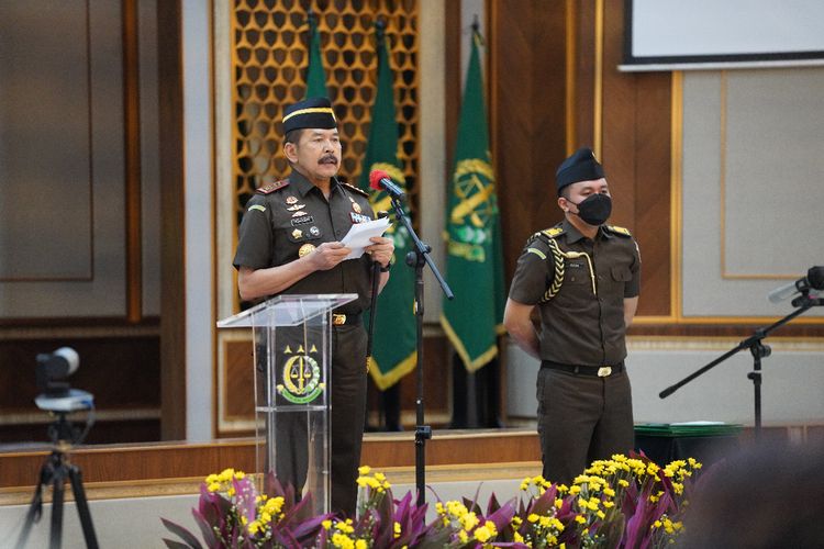 Jaksa Agung Sanitiar (ST) Burhanuddin melantik 459 jaksa baru di Aula Sasana Adhi Karya Badan Pendidikan dan Pelatihan Kejaksaan Republik Indonesia, Ragunan, Jakarta, Rabu (15/12/2021). Dokumen Pusat Penerangan Kejaksaan Agung