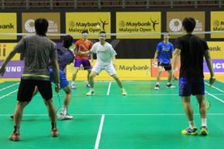 Tim Indonesia berlatih di  i Putra Stadium, Kuala Lumpur, Malaysia, Senin (30/3).