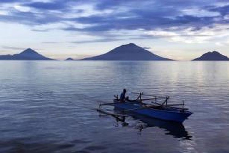 Nelayan usai berlayar di tepi laut Bobanahena, Halmahera Barat, Jumat (17/5/2013). Bobanahena merupakan salah satu tempat yang banyak dikunjungi oleh wisatawan yang datang ke Festival Teluk Jailolo 2013.