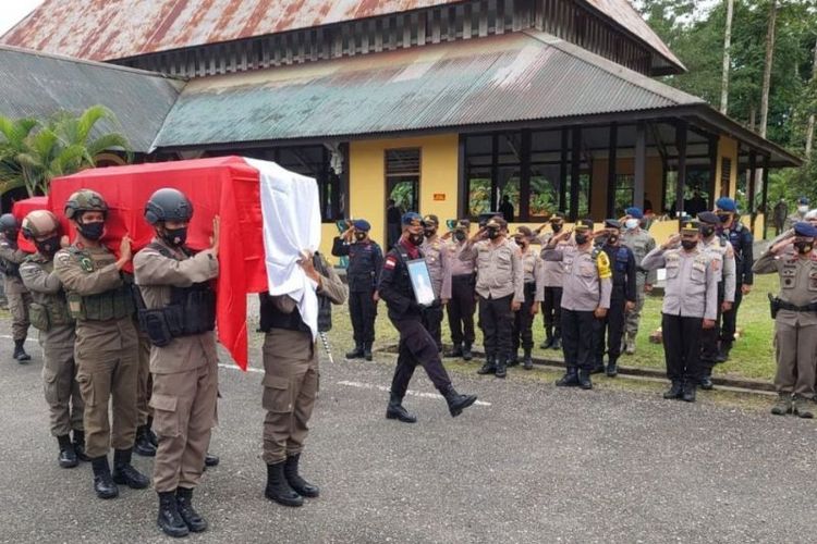 Upacara pelepasan jenazah dua personel Brimob Kalsel di Kabupaten Mimika, Papua. 
