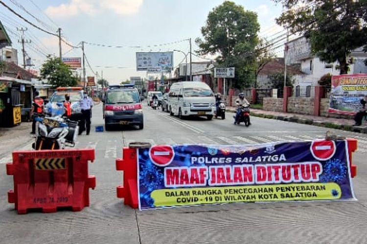 Akses jalan menuju Kota Salatiga ditutup sementara untuk mendukung PPKM Darurat.