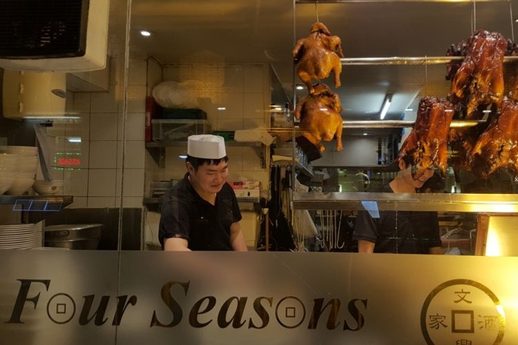 Four Seasons, restoran Chinese food yang tersohor dengan kelezatan bebek pekingnya di London, Inggris. Walau restorannya kerap penuh dan tempatnya sempit, namun para turis, terutama yang berasal dari Asia, selalu menyempatkan diri datang ke sini untuk membuktikan cerita mengenai kelezatan bebek pekingnya.