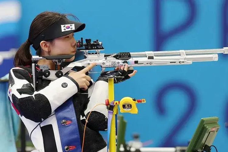 Saat menembak target diam di dalam ruangan, perempuan memiliki performa yang sama dengan pria.