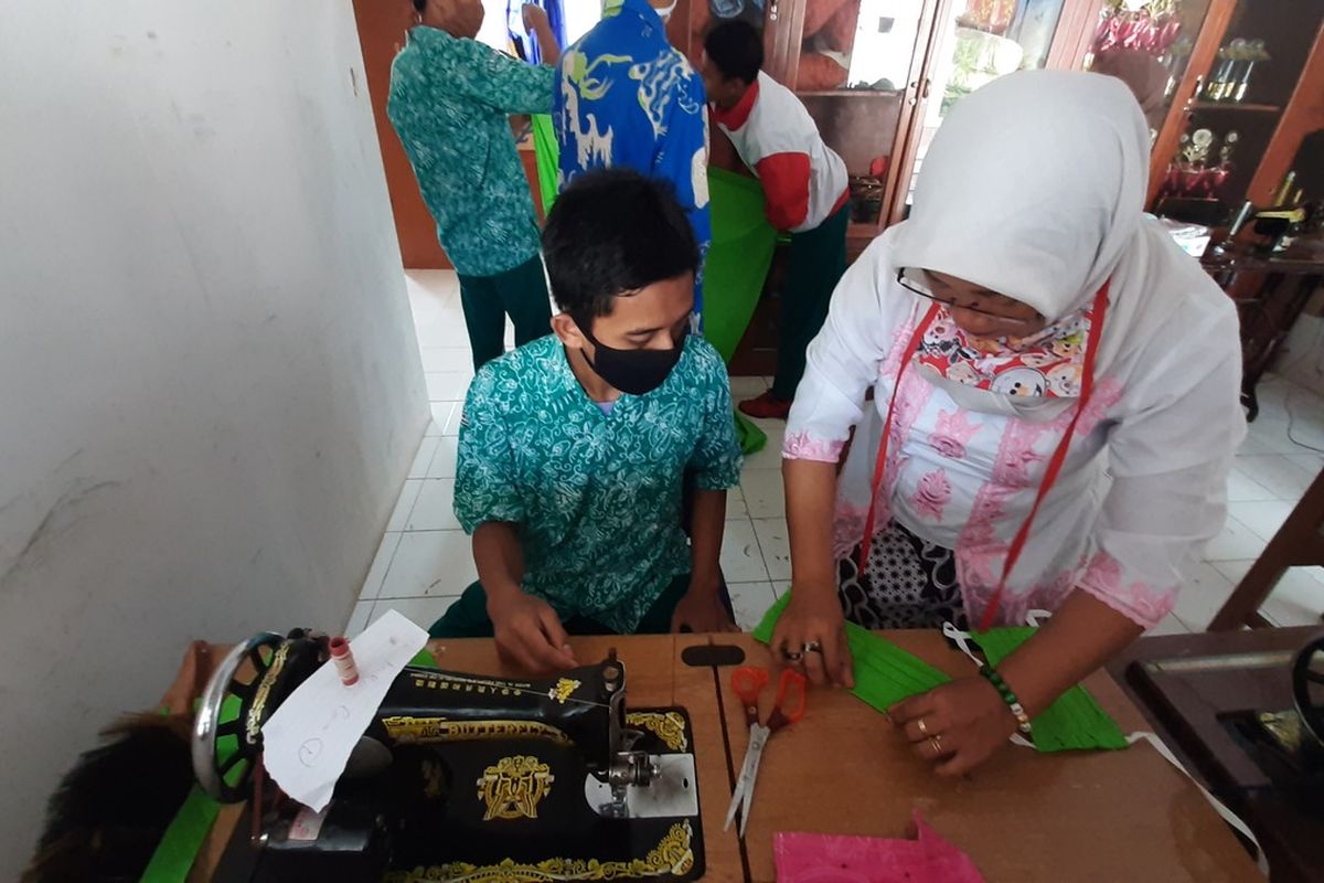 Siswa SLB N 1 Gunungkidul Membuat Masker Gratis di sekolah Kamis (16/4/2020)