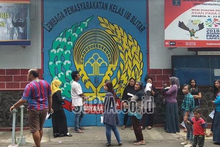 Sejumlah pengunjung antre saat jam besuk di LP Kelas II B Blitar, Jawa Timur.