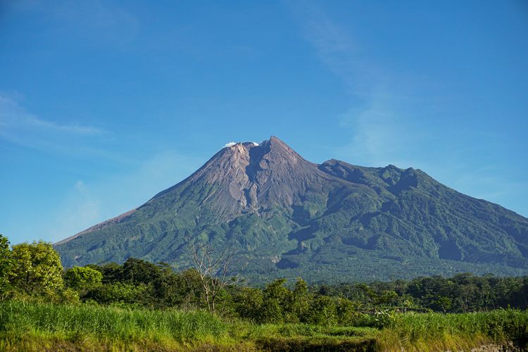 Gunung Merapi dilihat dari Bendungan Kendalsari atau Karangkendal, Kemalang, Klaten, Jawa Tengah.