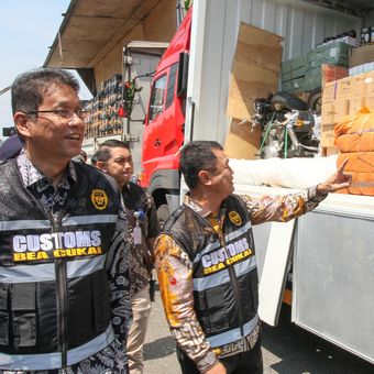 Menteri Keuangan Purbaya Yudhi Sadewa (kiri) didampingi Direktur Jenderal Bea dan Cukai Kemenkeu Djaka Budhi Utama (kanan) melihat hasil penindakan penyelundupan barang Ilegal dan barang kena cukai (BKC) Ilegal hasil sitaan Kanwil Bea dan Cukai Jawa Tengah dan DIY di Kawasan Industri Hasil Tembakau (KIHT) di Desa Megawon, Jati, Kabupaten Kudus, Jawa Tengah, Jumat (3/10/2025). Satuan Tugas (Satgas) Bea dan Cukai mencatatkan capaian signifikan dalam penegakan hukum di bidang kepabeanan dan cukai karena sepanjang periode Januari - September 2025 berhasil melakukan 22.064 penindakan dengan total nilai barang mencapai Rp6,8 triliun. 