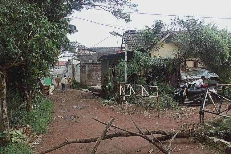 Suasana Komplek Bojongmalaka Indah, Desa Bojongmalaka, Kecamatan Baleendah, Kabupaten Bandung, Jawa Barat usai terkena angin puting beliung pada Senin (5/6/2023).