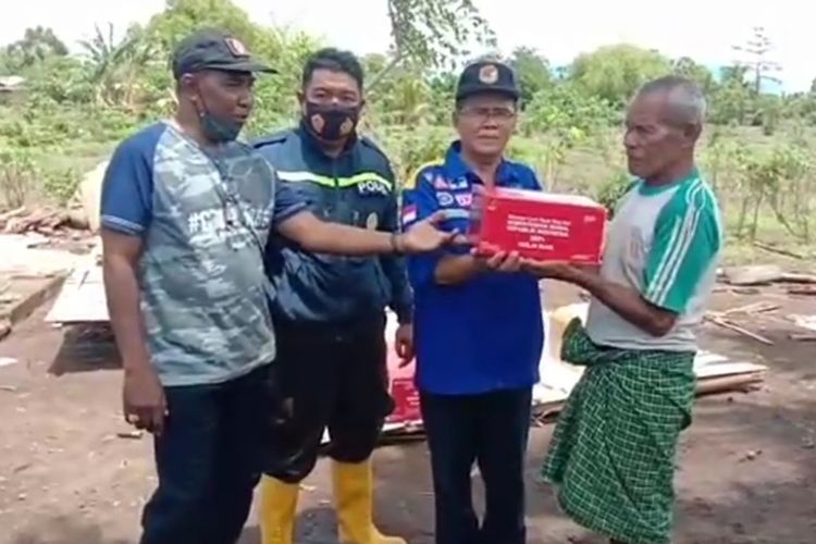 Foto: Dinsos dan BPBD Sikka menyalurkan bantuan untuk korban bencana angin puting beliung di Desa Tanaduen, Kecamatan Kangae.