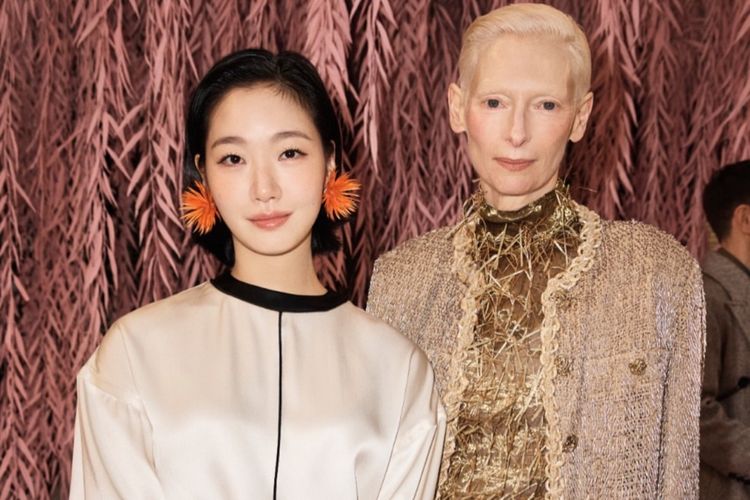 Kim Go eun dan Tilda Swinton dalam acara peragaan busana Chanel.