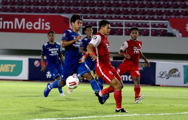 Pemain Persib Bandung Achmad Jufriyanto mengejar pemain Persija Jakarta Taufik Hidayat saat leg kedua yang berakhir 1-2 di Stadion Manahan, Solo, Minggu (24/4/2021) malam WIB.