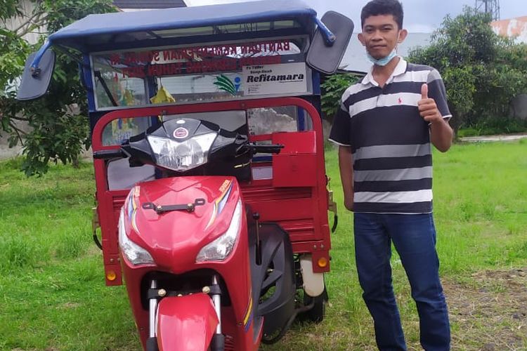 Iskandar penerima bantuan motor roda tiga Kemensos