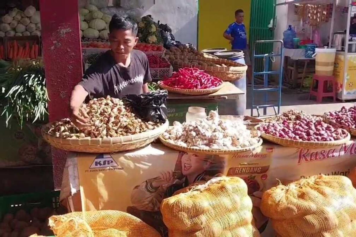 Harga cabai rawit dan sayuran lainnya mulai mengalami kenaikkan jelang Nataru, Jumat (5/12/2025). KOMPAS.com/AAM AMINULLAH