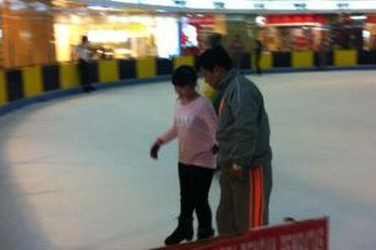 Sekolah ice skating di SkyRink yang didampingi oleh instruktur.