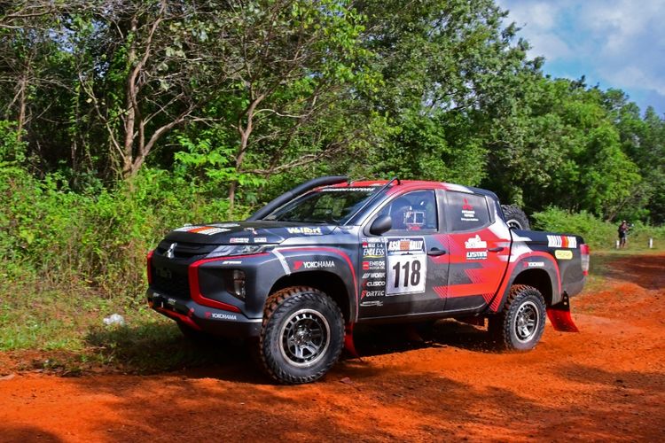Tim Mitsubishi Ralliart saat mengikuti Asia Cross Country Rally (AXCR) 2022 di Thailand