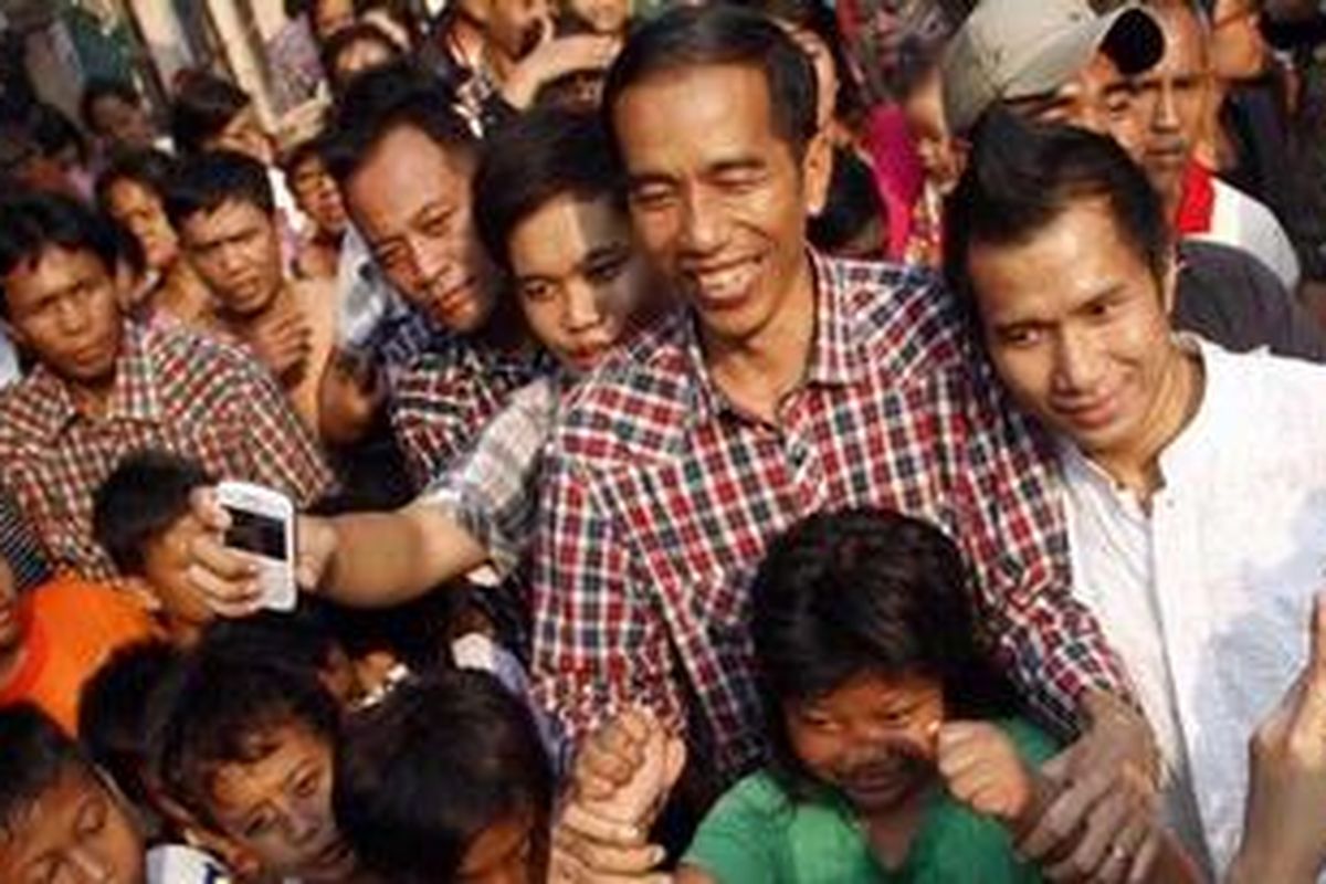 Joko Widodo, calon gubernur DKI Jakarta berkampanye dengan mengunjungi warga di Kota Bambu Selatan, Palmerah, Jakarta Barat, Jumat (14/9/2012). Pada Pemilihan Kepala Daerah (Pilkada) putaran kedua ini, pasangan Joko Widodo-Basuki T Purnama akan berhadapan dengan pasangan Fauzi Bowo-Nachrowi Ramli untuk memperebutkan kursi gubernur DKI Jakarta.