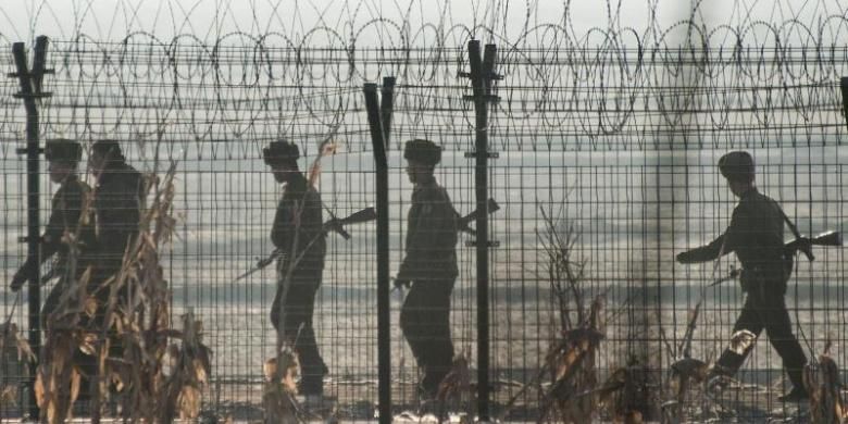 Pasukan penjaga perbatasan Korea Utara sedang melakukan patroli rutin.