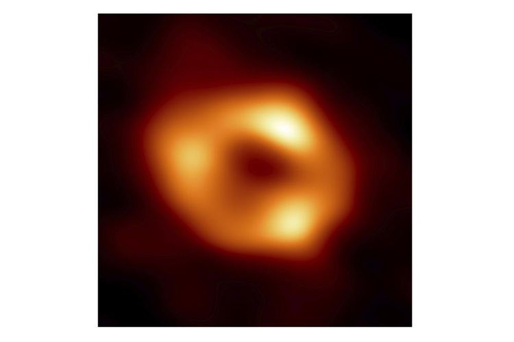 Gambar yang dirilis oleh Event Horizon Telescope Collaboration, 12 Mei 2022, menunjukkan lubang hitam di pusat galaksi Bima Sakti kita. Lubang hitam Bima Sakti disebut Sagitarius A*, dekat perbatasan rasi bintang Sagitarius Scorpius.