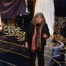 Kenakan Kostum Khas Cruella, Jenny Beavan Raih Best Costume Design Oscar 2022