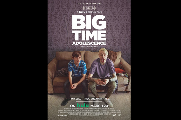 Griffin Gluck dan Pete Davidson dalam film komedi Big Time Adolescence (2019).