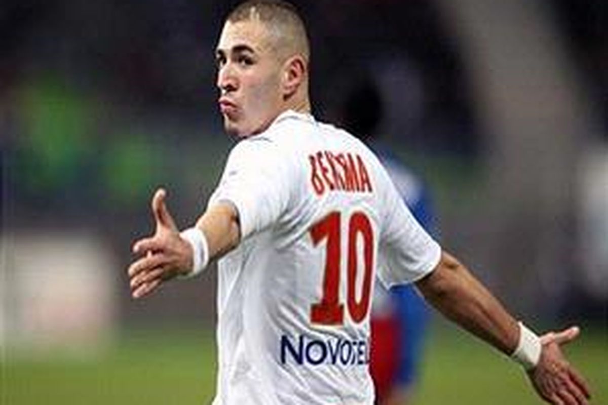 Karim Benzema kembali menjadi incaran Manchester United sebagai pengganti Carlos Tevez.