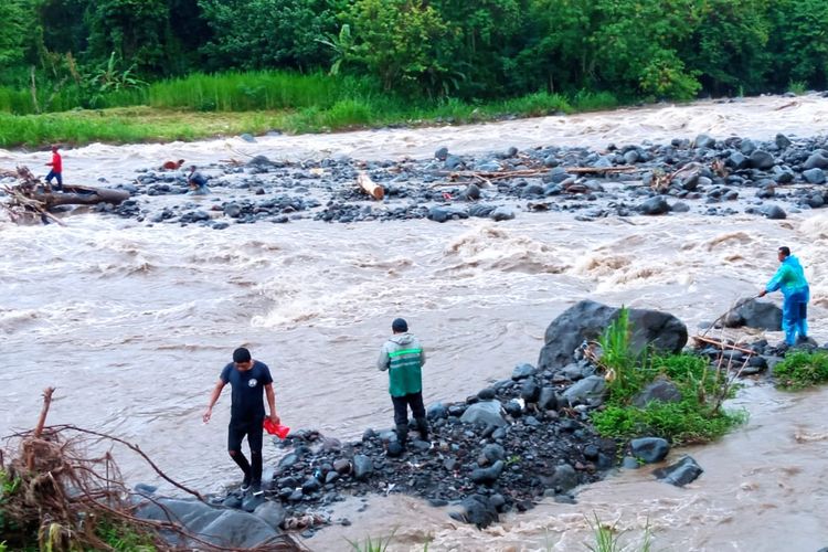 Warga berusaha mengevakuasi korban terjebak aliran sungai meluap di sungai Tukad Unda, Banjar Dinas Tangkup, Desa Tangkup, Kecamatan Sidemen, Kabupaten Karangasem, Provinsi Bali.