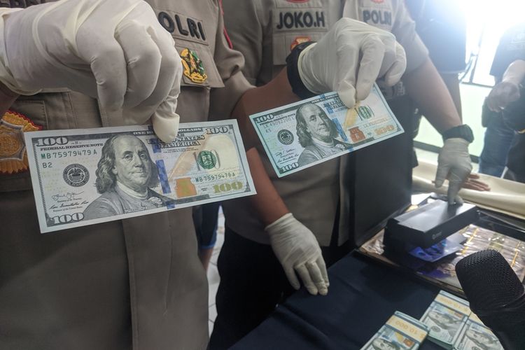 Press Release Pengungkapan pengedaran uang dollar palsu oleh Polsek Pademangan, Jakarta Utara, Jumat (22/11/2019).