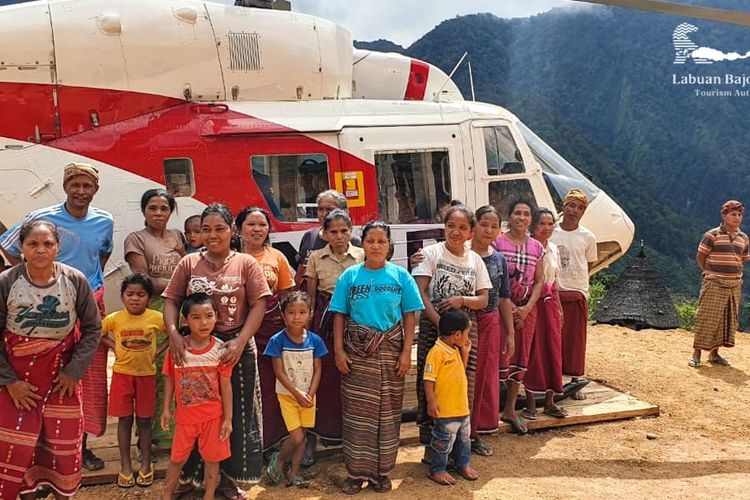 Warga Kampung Adat Wae Rebo berpose di dekat helikopter,  Selasa (22/9/2020). 
