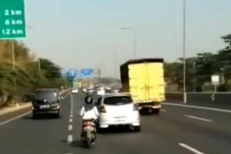 Capture video viral perempuan pengendara motor masuk tol di Surabaya