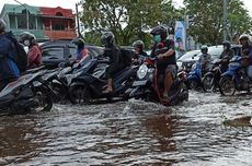 Sepeda Motor Nekat Terobos Banjir, Ini Risikonya