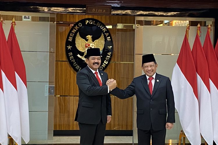 Jenderal (Purn) Tito Karnavian resmi menyerahkan jabatan Menteri Koordinator Bidang Politik, Hukum, dan Keamanan (Menko Polhukam) kepada Marsekal (Purn) Hadi Tjahjanto, Rabu (21/2/2024).  Serah terima jabatan (sertijab) itu digelar di Ruang Parikesit Kemenko Polhukam, Jakarta Pusat, sekira pukul 14.55 WIB.