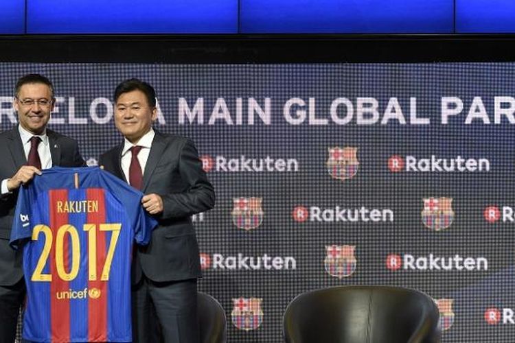 Presiden FC Barcelona, Josep Maria Bartomeu (kiri), berpose dengan CEO Rakuten, Hiroshi Mikitani, di Stadion Camp Nou, Rabu (16/11/2016).