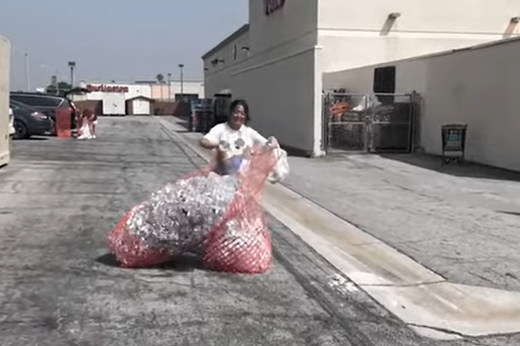 Cinta Kuya memulung dan mendaur ulang sampah botol bekas di LA