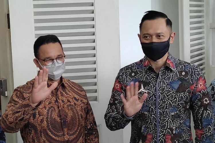Gubernur DKI Jakarta Anies Baswedan (kiri) bersama Ketua Umum Partai Demokrat Agus Harimurti Yudhoyono (AHY) di Pendopo Balai Kota DKI Jakarta, Kamis (6/5/2021)