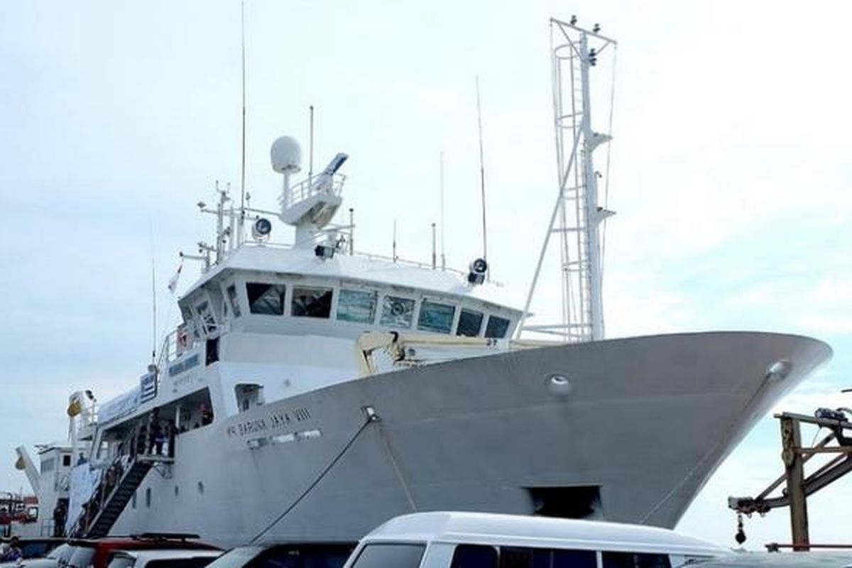 Kapal Riset Baruna Jaya VIII milik Lembaga Ilmu Pengetahuan Indonesia sedang bersandar di Pelabuhan Perikanan Samudera Nizam Zachman, Jakarta Utara, Sabtu (23/4/2016). LIPI menggunakan kapal ini untuk riset kelautan. 