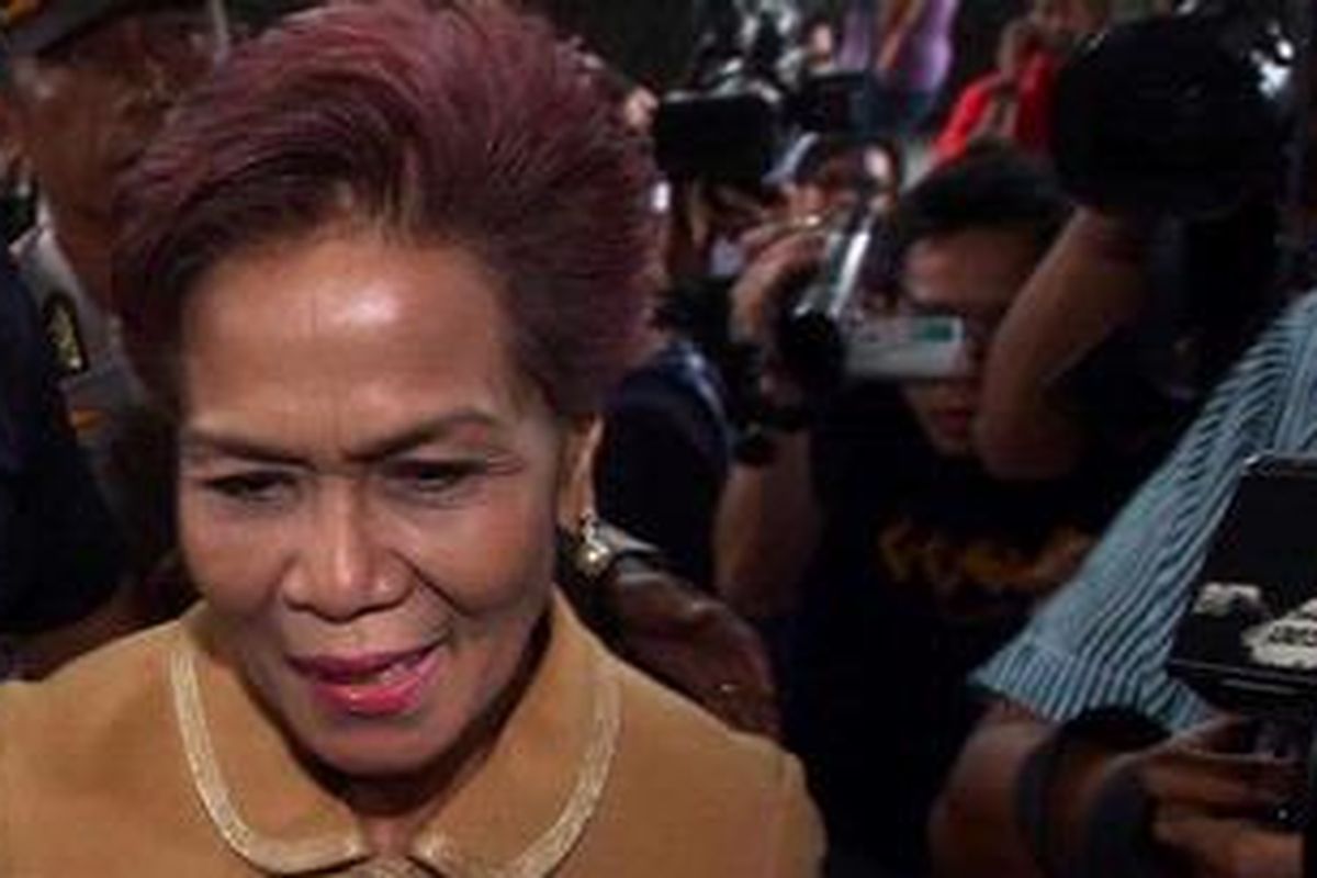 Miranda di Periksa - Tersangka kasus suap Miranda Swaray Goeltom, untuk pertama kalinya setelah di tetapkan sebagai tersangka oleh Komisi Pemberantasan Korupsi (KPK), memenuhi panggilan penyidik KPK di Gedung KPK, Jakarta, Senin (30/1/2012), pagi. Mantan Deputi Gubernur Senior Bank Indonesia, diperiksa sebagai saksi untuk tersangka Nunun Nurbaetie dalam kasus pemberian cek pelawat kepada anggota Komisi Perbankan DPR periode 1999-2004 dalam pemilihan Deputi Gubernur Senior BI.