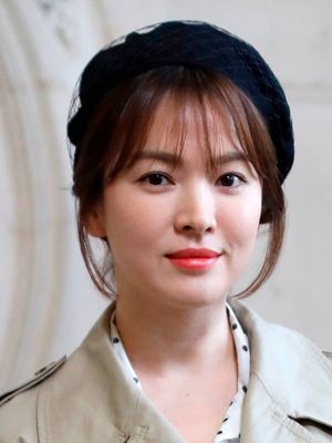 Artis peran Song Hye Kyo saat menghadiri acara Fall-Winter Dior di Paris Fashion Week pada tahun 2018.