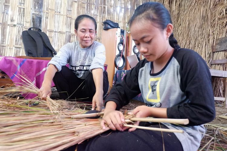 Laras (13) sedang belajar menganyam ilalang di Umah Suket Lalang Banyuwangi