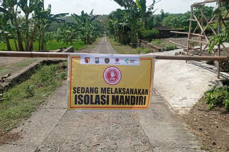 Akses pintu masuk Dukuh Bulurejo, Desa Bantengan, Kecamatan Wungu, Kabupaten Madiun ditutup setelah 66 warga di wilayah itu positif tes antigen.