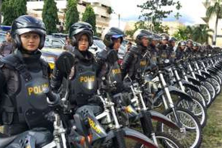 Polwan Rider lengkap dengan senjata siap mengawal perpuan nasrani rayakan natal 2016