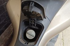 Karet di Bagasi Honda PCX Bisa untuk Tutup Tangki yang Macet, Amankah?